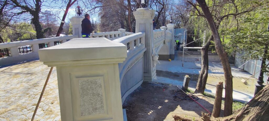 Lucrările de reabilitare la Podul Mare din Parcul Cișmigiu au fost finalizate (foto: Facebook / Trustul de Clădiri Metropolitane Oficial)