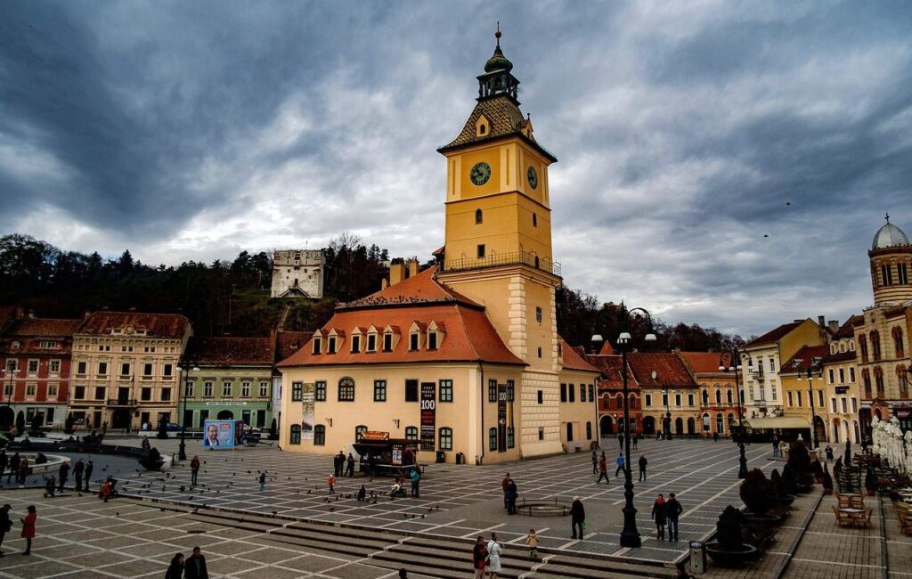 Cum arăta Piața Sfatului din Brașov (foto: Pixabay)