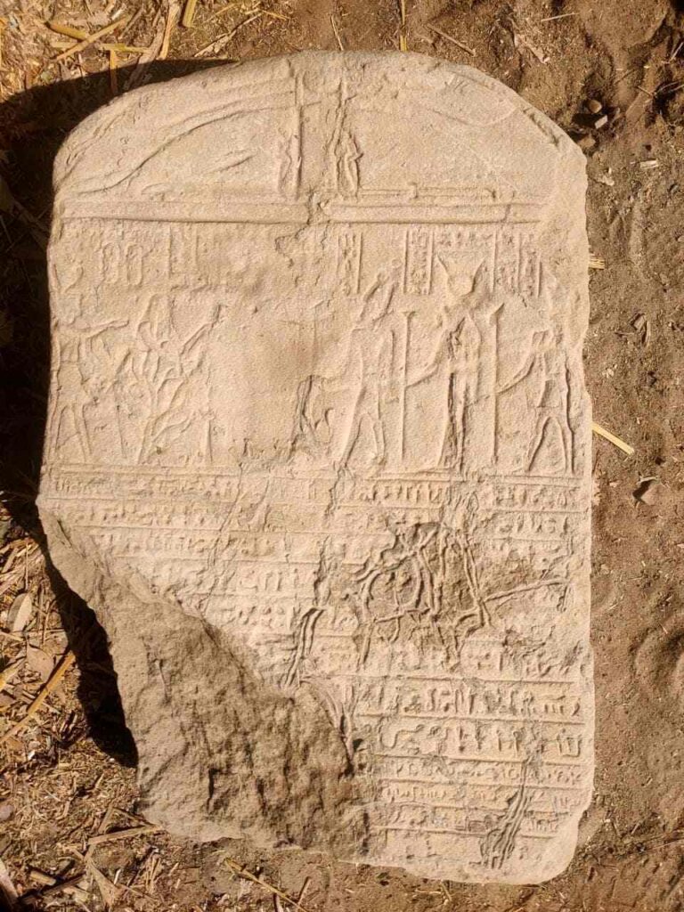 Sfinxul a fost descoperit alături de „o stelă romană gravată în demotică și hieroglifică” (foto: Facebook / Ministry of Tourism and Antiquities)