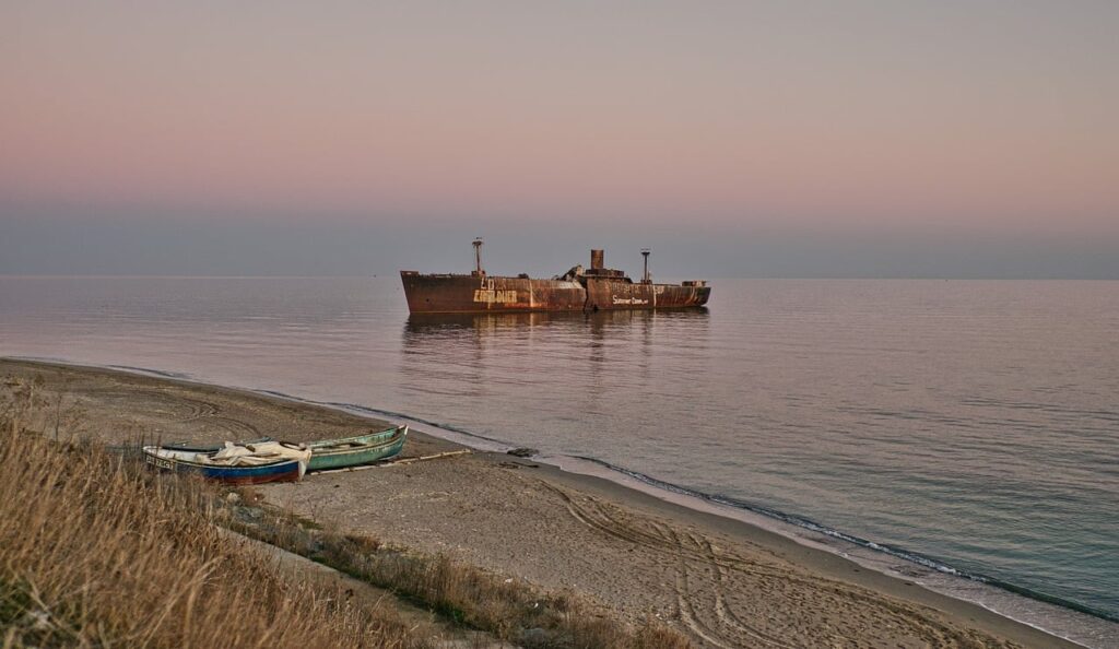 Epava navei Evangelia, un simbol al stațiunii Costinești (foto: Pixabay)