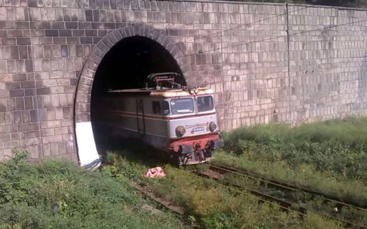 Tunel feroviar, construit de Carol I în 2 ani, renovat după Revoluție în 22 de ani