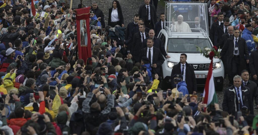Papamobilul folosit de Papa Francisc în timpul vizitei din România va fi expus la Palatul Brukenthal (© Muzeul Național Brukenthal)