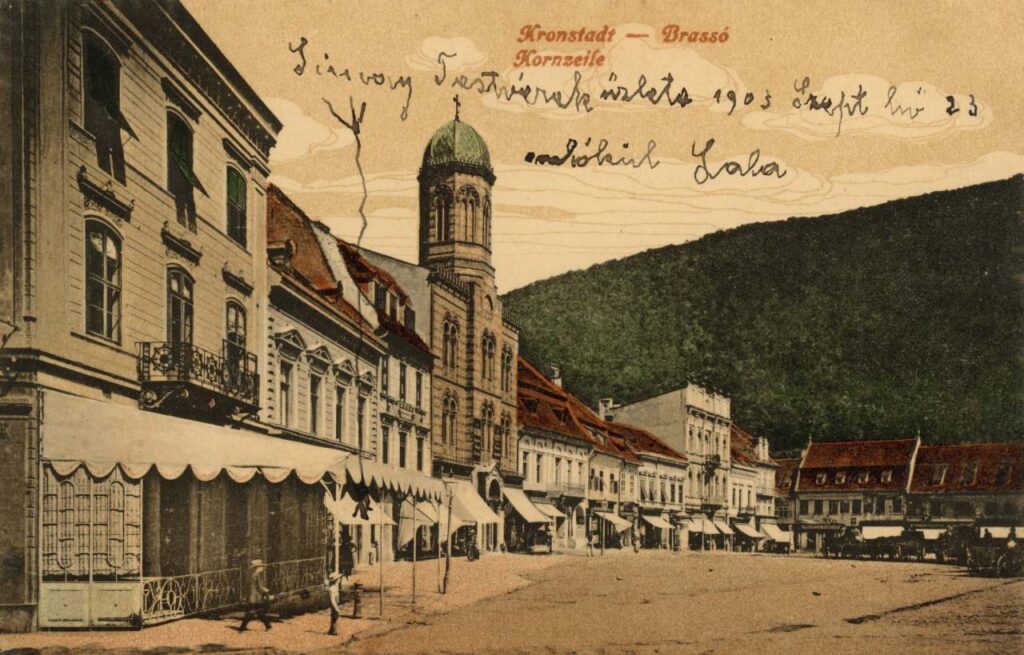 Terasa cafenelei „Drechsler” de la parterul casei Schneider-Trauschenfels din Piața Sfatului în jurul anului 1905, carte poștală din colecția Edmund Vass, publicată în „Șirul Grâului-Brașov”, Libris Editorial, p. 5