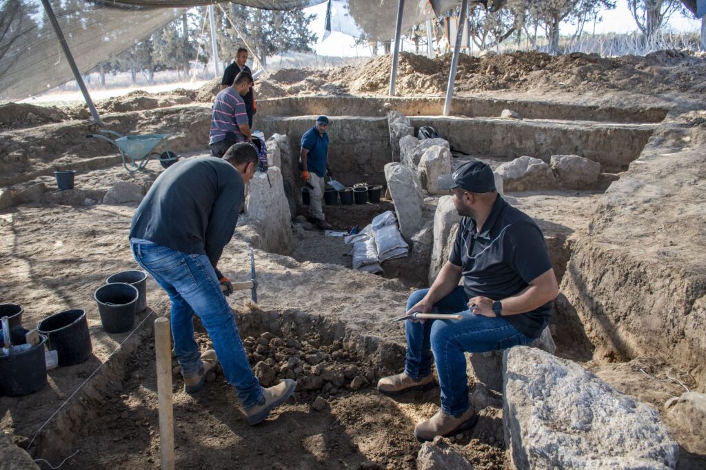 Poarta de intrare într-un oraș din epoca bronzului timpuriu descoperită la Tell Erani (© Emil Aladjem / Israel Antiquities Authority)