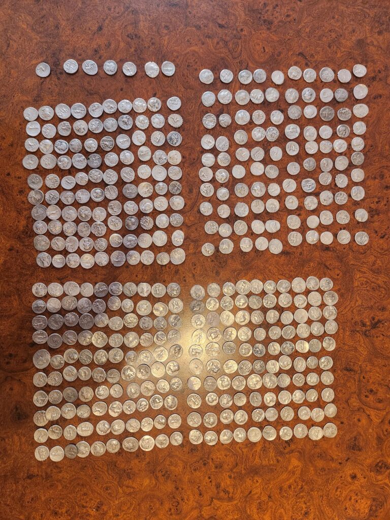Tezaur format din peste 400 de monede romane, descoperit în Hunedoara (foto: Facebook / Mihai Gabriel Irimie)