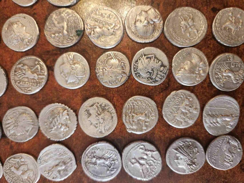 Tezaur format din peste 400 de monede romane, descoperit în Hunedoara (foto: Facebook / Mihai Gabriel Irimie)
