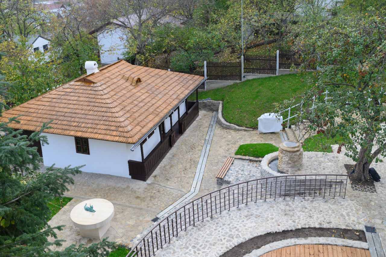 Academia Română: Bojdeuca lui Ion Creangă „renovată dincolo de limita kitsch-ului”