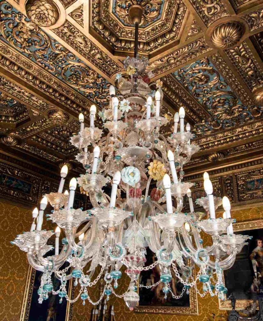 Candelabru tip ciocca din sala florentină a Castelului Peleș (foto: Muzeul Național Peleș)