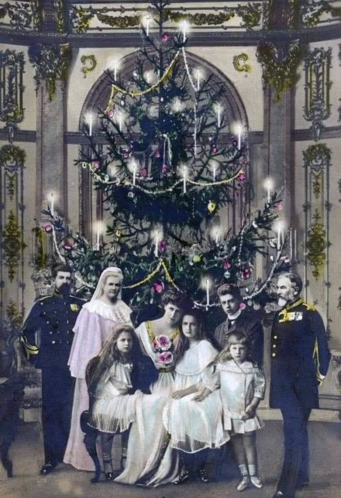 Regele Carol I și familia regală în fața bradului de Crăciun (foto: Facebook . Muzeul Naţional al Carpaţilor Răsăriteni)