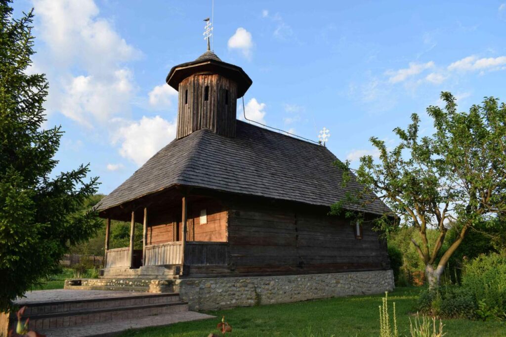 Biserica de lemn „Sf. Apostoli Petru şi Pavel” – Călinești (© Institutul Național al Patrimoniului)