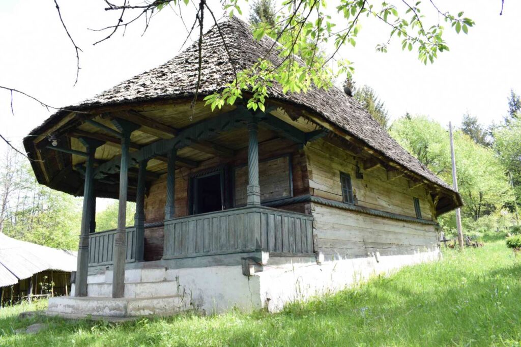 Biserica de lemn „Sf. Voievozi” – Cârcești (© Institutul Național al Patrimoniului)
