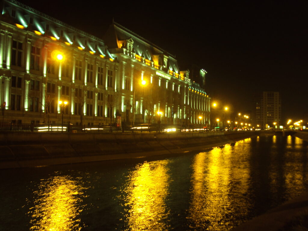 Bucuresti, Palatul de Justitie noaptea credit foto@turismistoric.ro