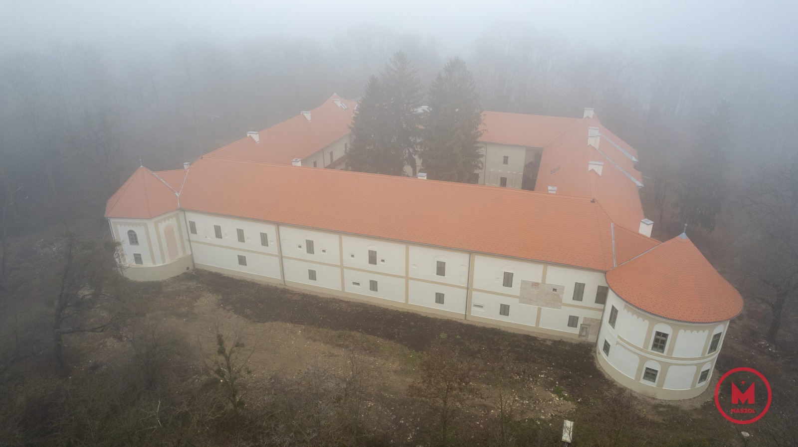 Ar putea fi o imagine cu ceaţă şi Castelul Bran