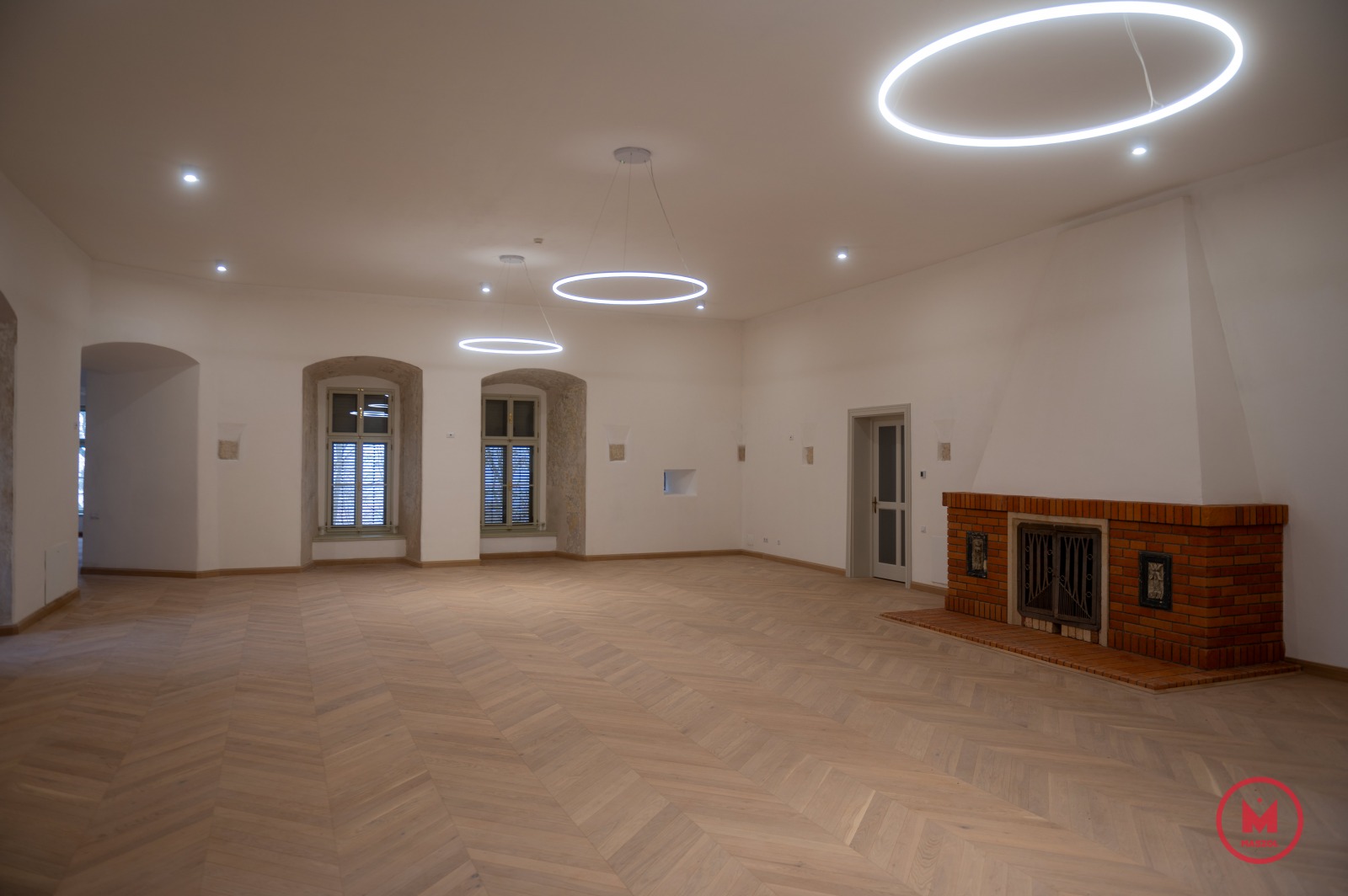 Ar putea fi o imagine cu iluminat, şemineu şi în interior