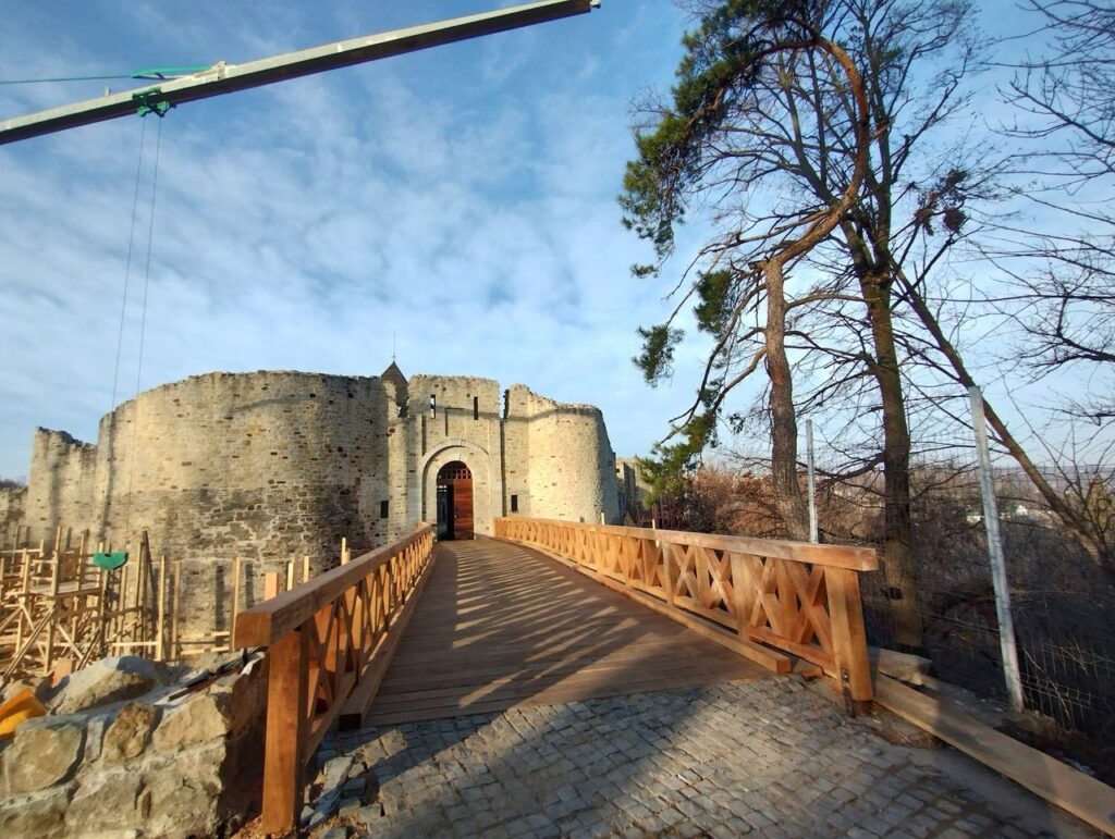 Lucrări de consolidare la Cetatea de Scaun a Sucevei (foto: Muzeul Național al Bucovinei)