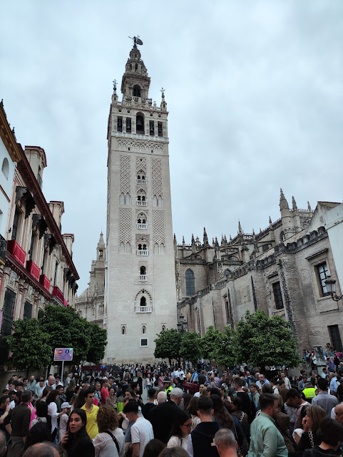 Catedrala din Sevilla inconjurata de turisti credit foto @turismistoric