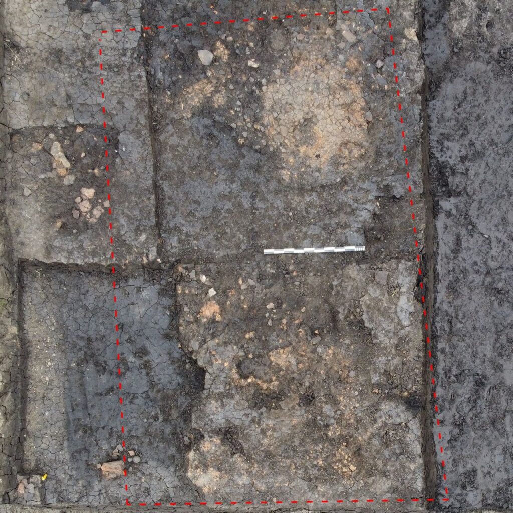 Locuință de suprafață de formă rectangulară în care a fost descoperită și o vatră de foc (© MNCR)