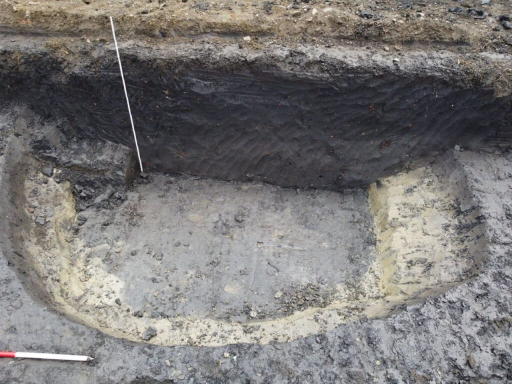 Groapă circulară de mari dimensiuni, săpată în mai multe trepte (© MNCR)