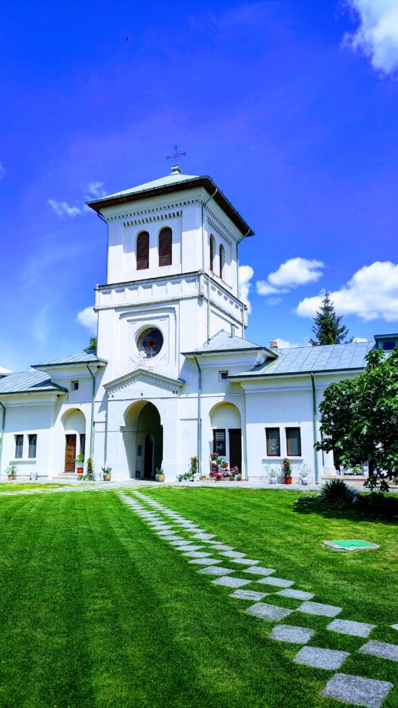 Manastirea Dealu - Targoviste, turnul cloptnita credit foto @turismistoric