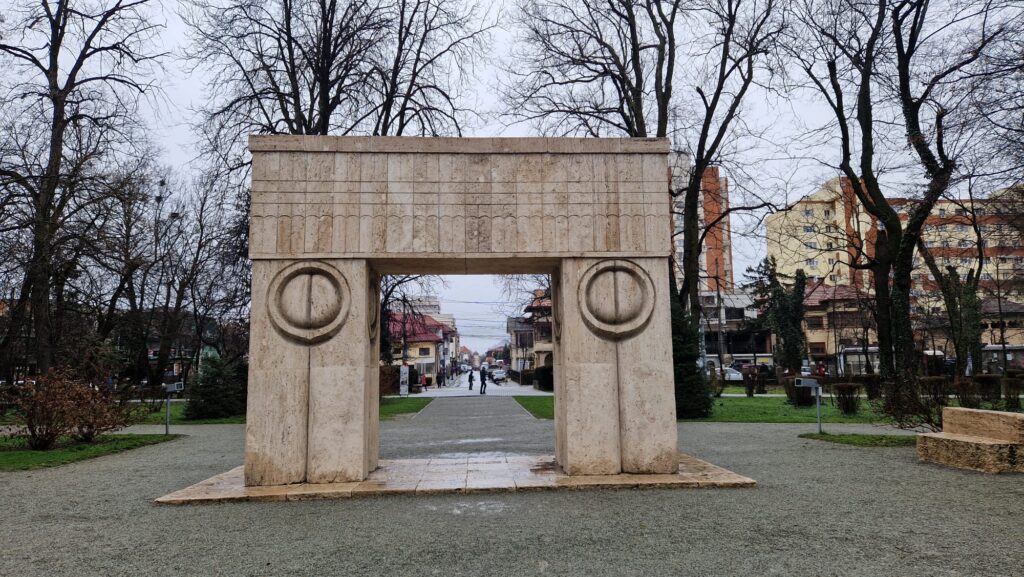 Poarta Sărutului, Brâncuși, Târgu Jiu - credit foto @turismistoric