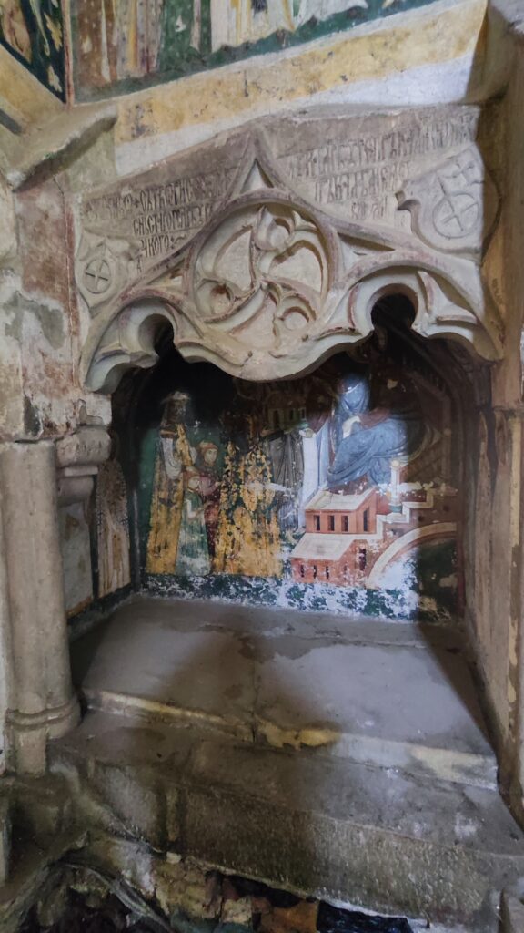 Mănăstrirea Arbore, Mormantul cu baldachin in stil gotic al familiei Arbore - Credit Foto: MIRELA PIPOI, ANDREI VOINEA, ANDREI STANCA, CIPRIAN PLĂIAȘU, ROMÂNIA ATRACTIVĂ