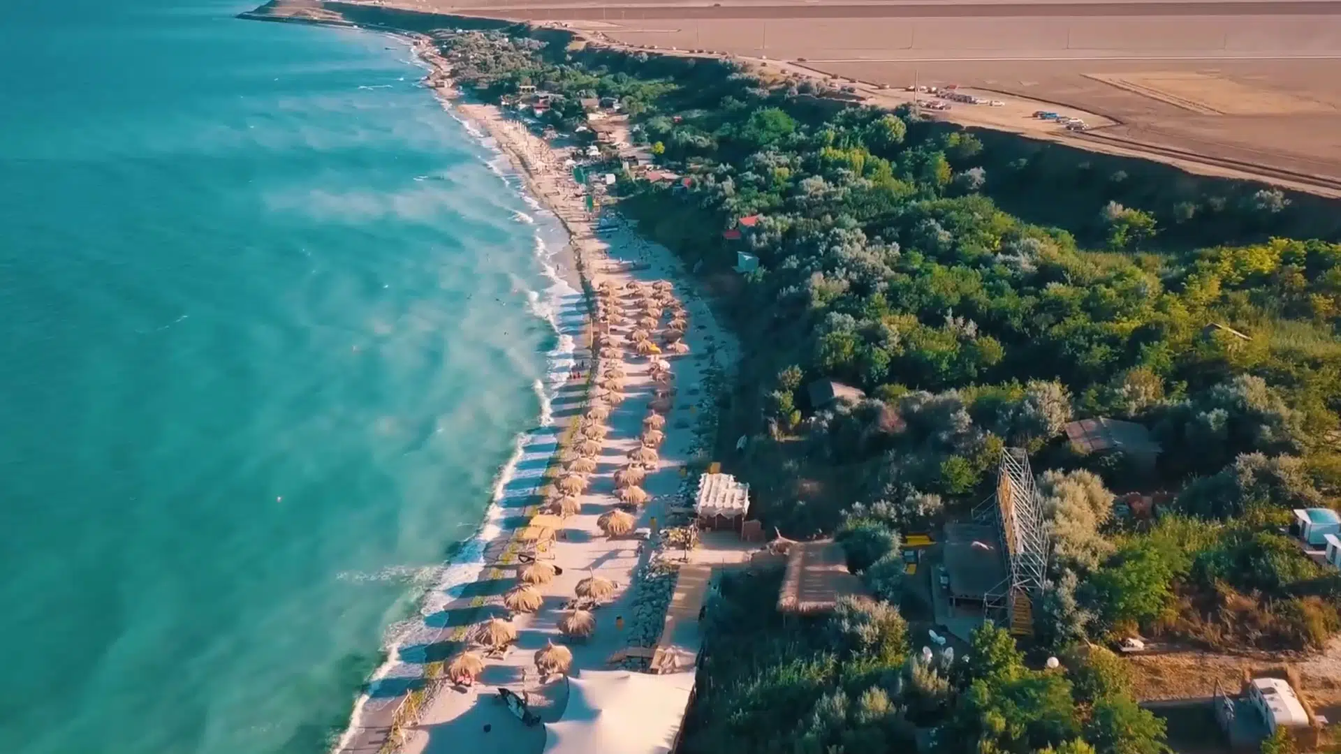 Destinația din România unde turiștii se pot bucura de apă ca în Grecia