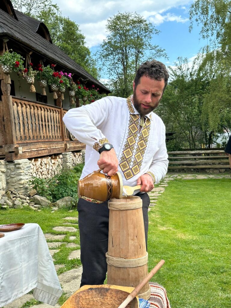 Un hutul - Ionut Loba foto Turism Istoric