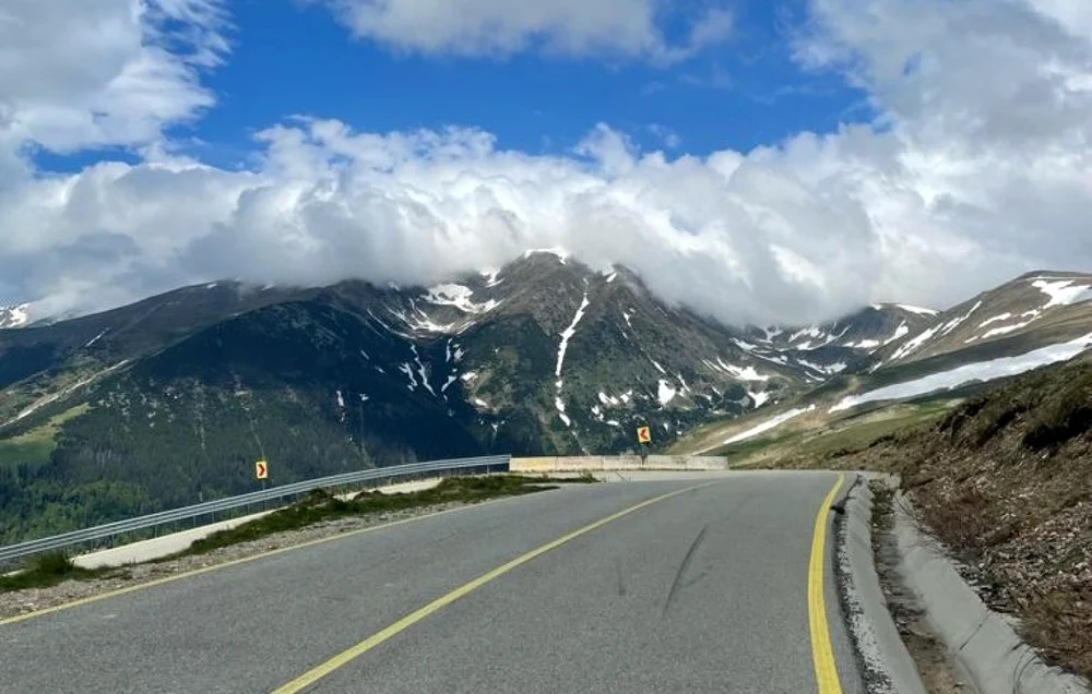 Știi care e cel mai înalt drum din România. Nu, nu-i nici Transfăgărășanul, nici Transalpina