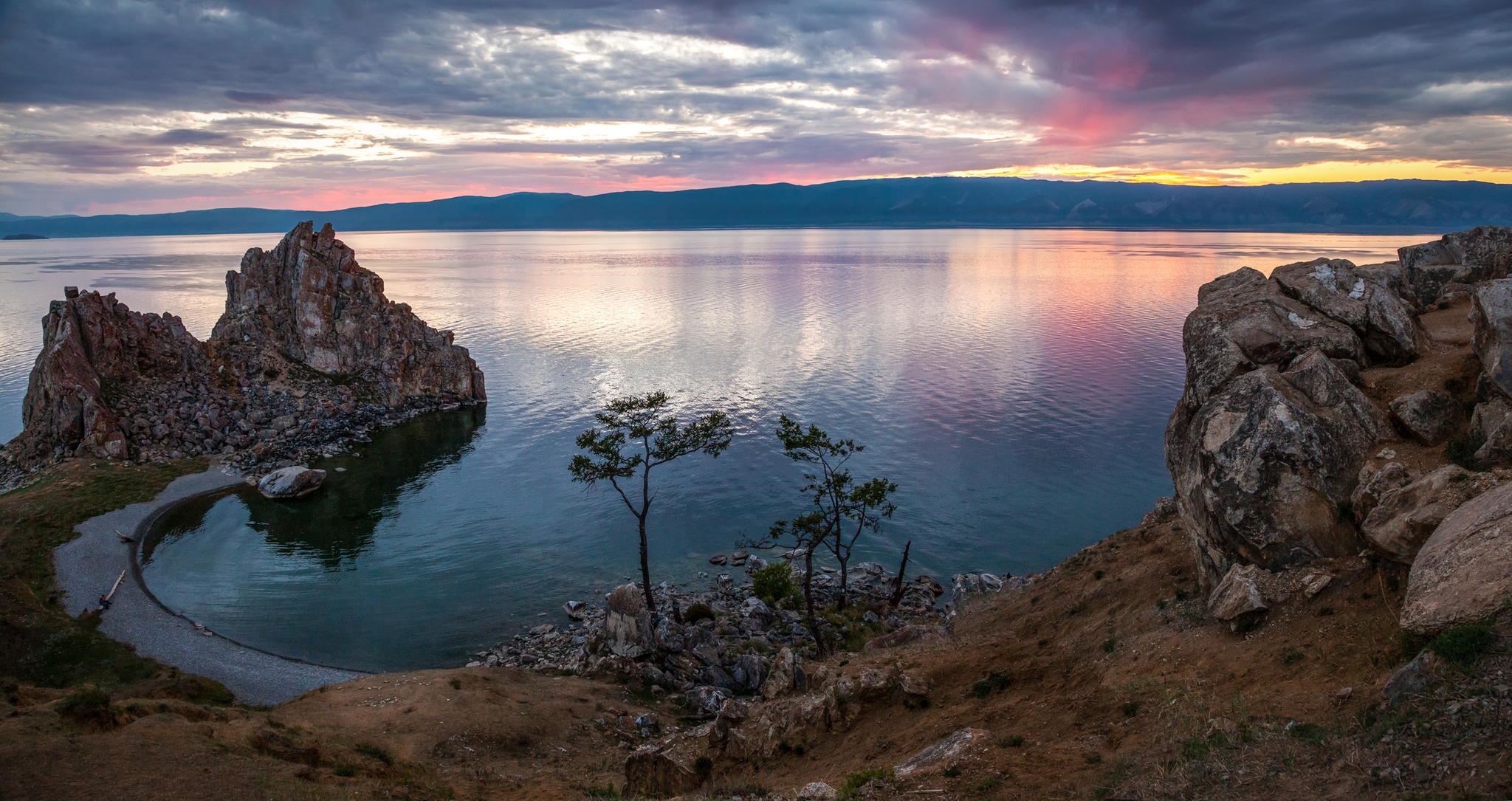 Cel mai adânc lac de pe planetă are formă de semilună, propria floră și faună – unde este?