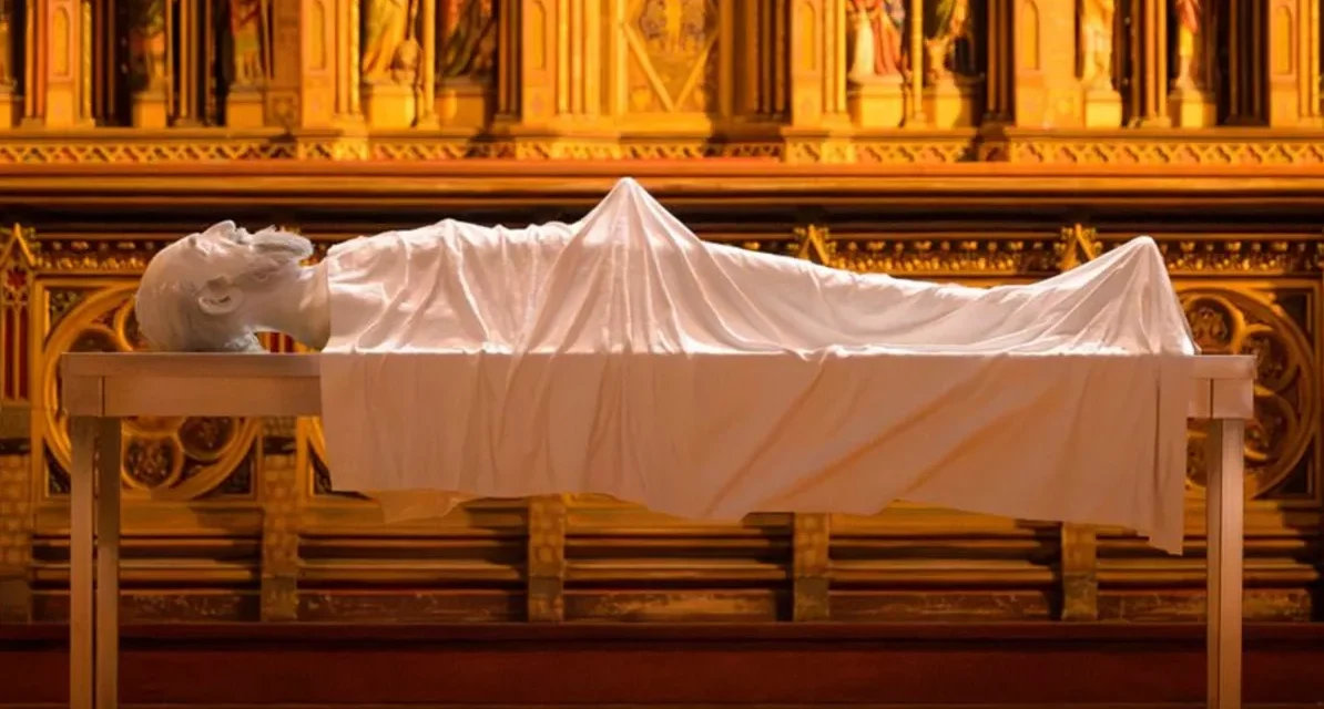 Scandal în jurul unei sculpturi ce reprezintă un preot în erecție expusă într-o biserică din Toulouse