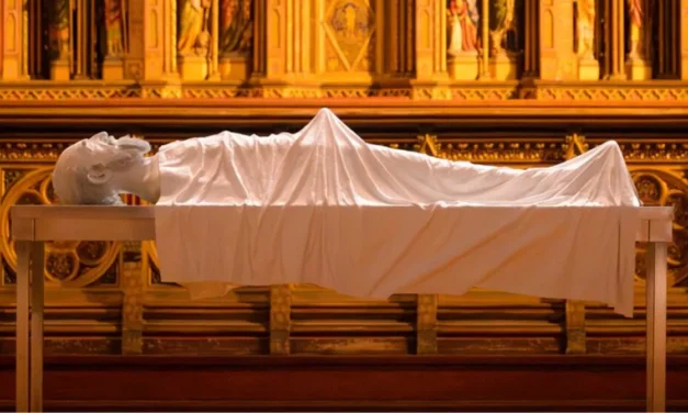Scandal în jurul unei sculpturi ce reprezintă un preot în erecție expusă într-o biserică din Toulouse