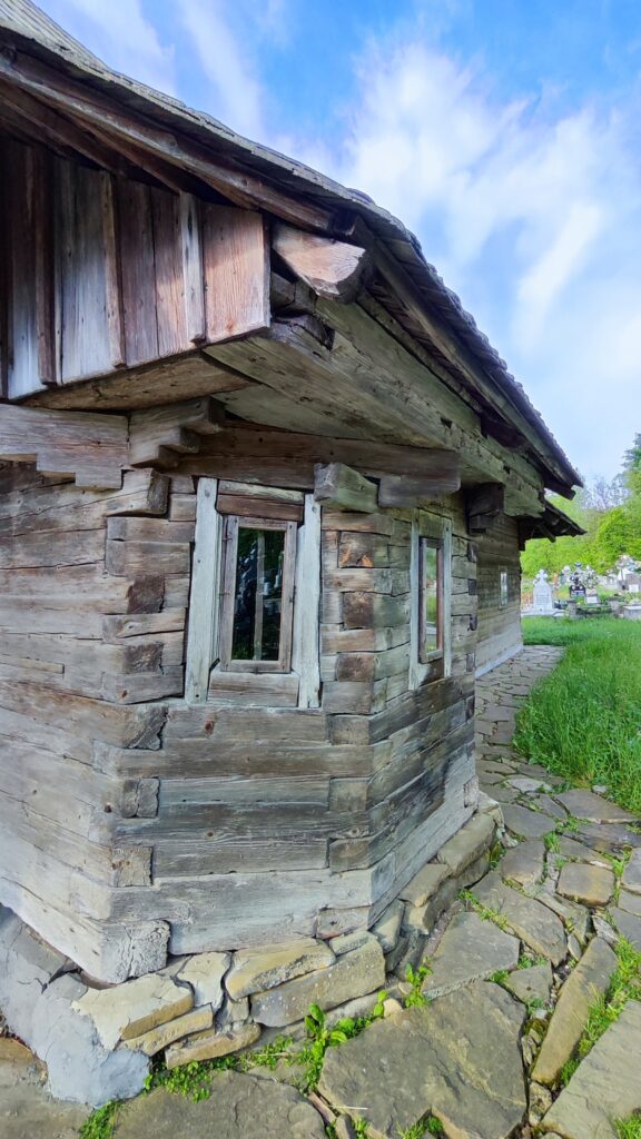 Cea mai veche biserică de lemn din România. Biserica Dragos voda credit foto turismistoric