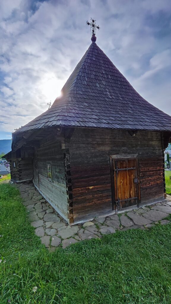 Cea mai veche biserică de lemn din România. Biserica Dragos voda credit foto turismistoric