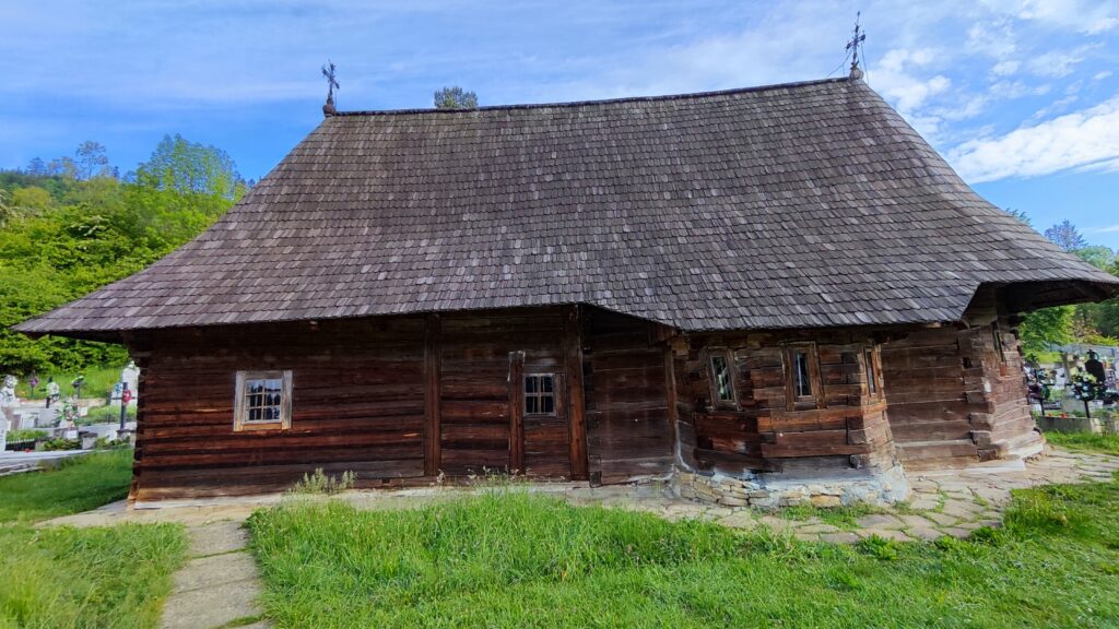 Cea mai veche biserică de lemn din România. Biserica Dragos voda credit foto turismistoric