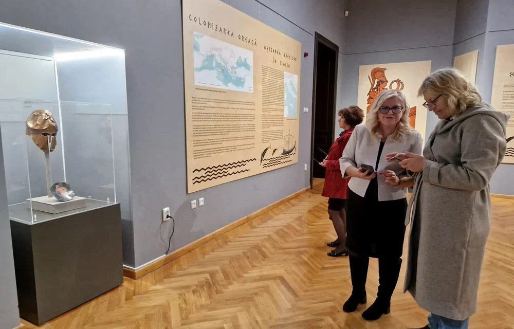 Coiful corintic descoperit în râul Siret, expus la Iași