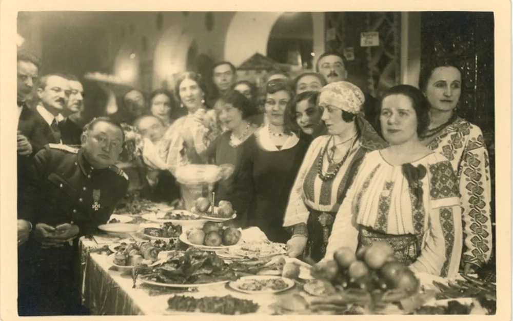Codul bunelor maniere la masă: Sfaturi de la 1915