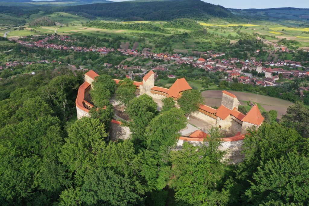 Cetatea medievală din Saschiz, aflată la aproximativ 4 kilometri de localitate, pe unul dintre dealurile ce domină zona Credit foto Sorin Onisor/ Romania Atractiva