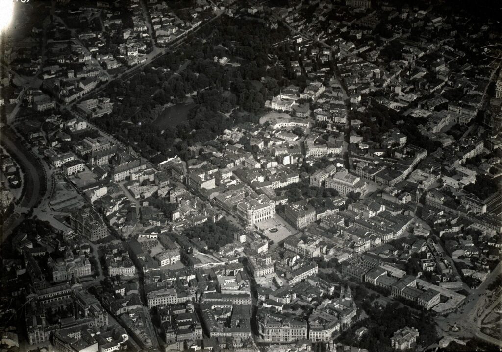 In stanga foto se poate vedea vechiul pod Mihai Voda, str. Lipscani, piateta din fata Pompierilor, Primaria Capitalei vis a vis de Cismigiu, Calea Victoriei, cladirea CEC vis a vie de Muzeul National de Istorie, Cercul Militar si centrul Capitalei din perioada interbelică