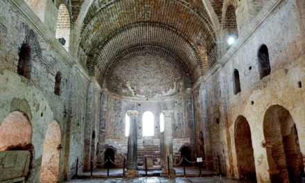Sarcofagul „adevăratului Moș Crăciun”, descoperit într-o biserica din Turcia