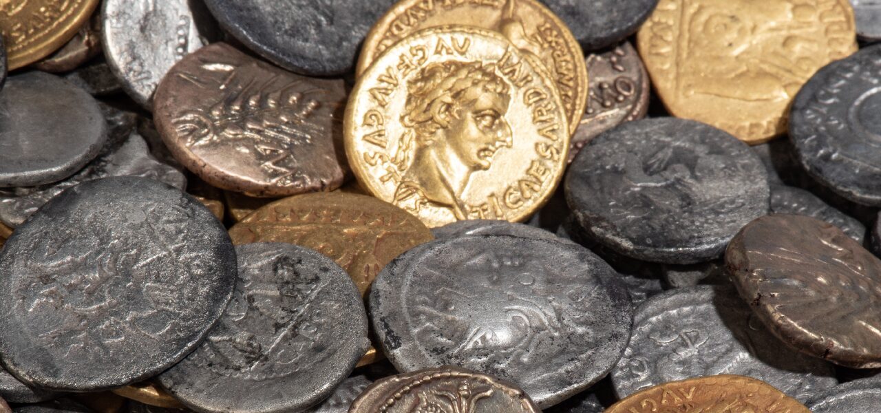 Un tezaur ce cuprinde peste 400 de monede din aur şi argint din epoca romană, descoperit în Ţările de Jos