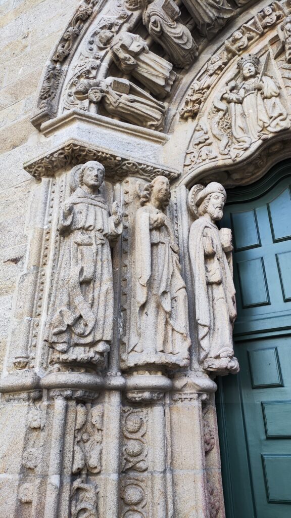 Detaliu exterior de pe Catedrala din Santiago cu primii pelerini/ Credit foto Turism Istoric