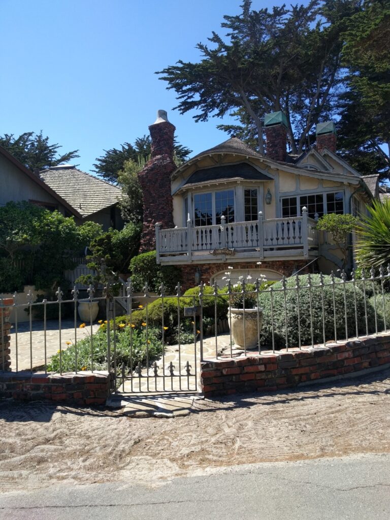 Carmel by de Sea - casute de poveste Credit foto Turism Istoric