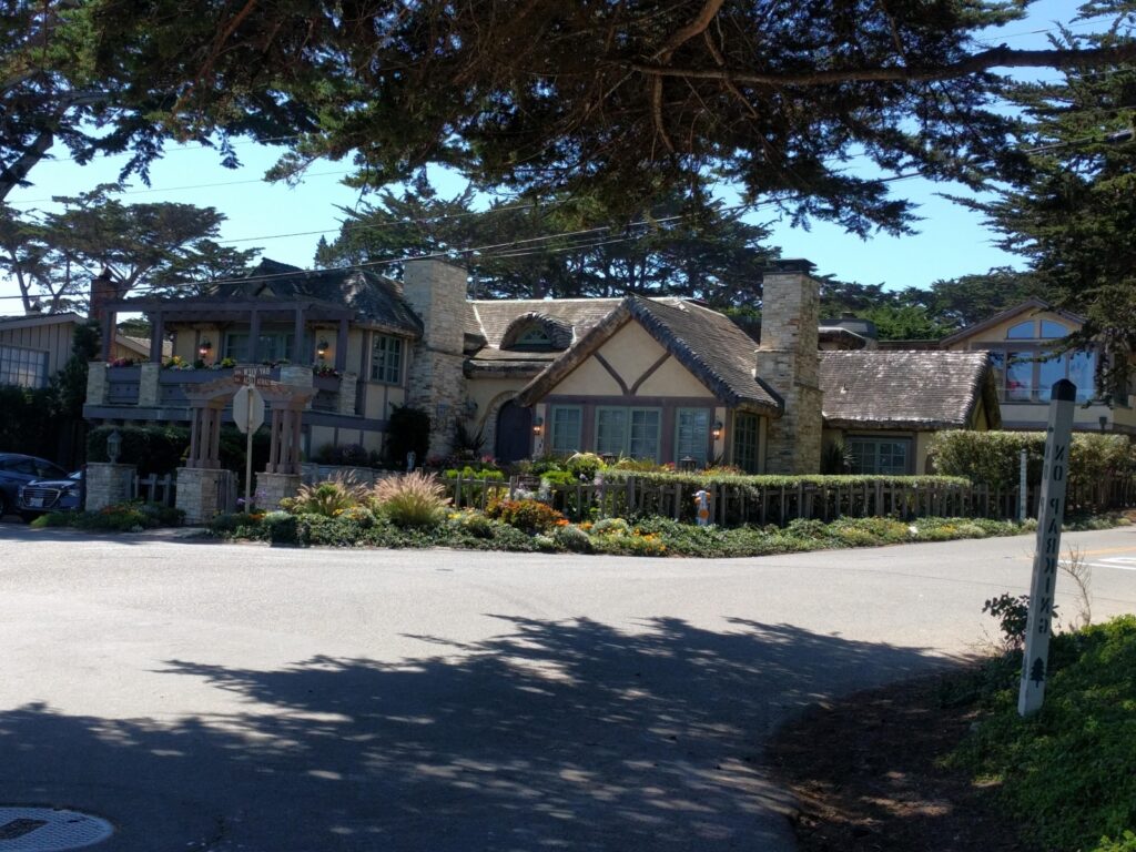 Carmel by de Sea - casute de poveste Credit foto Turism Istoric