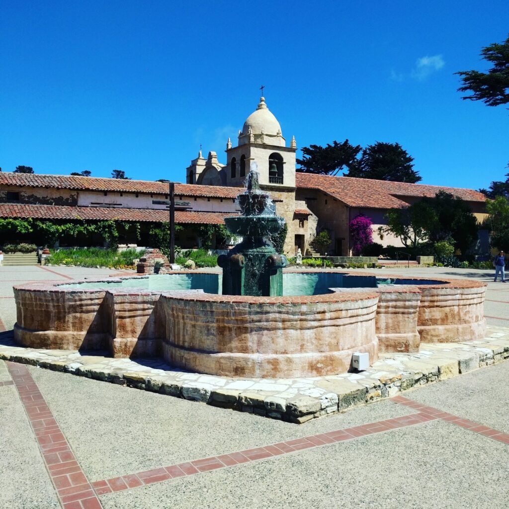 Carmel si Misiunii San Carlos Borromeo de Carmelo in jurul careia s-a format comunitatea Credit foto Turism Istoric