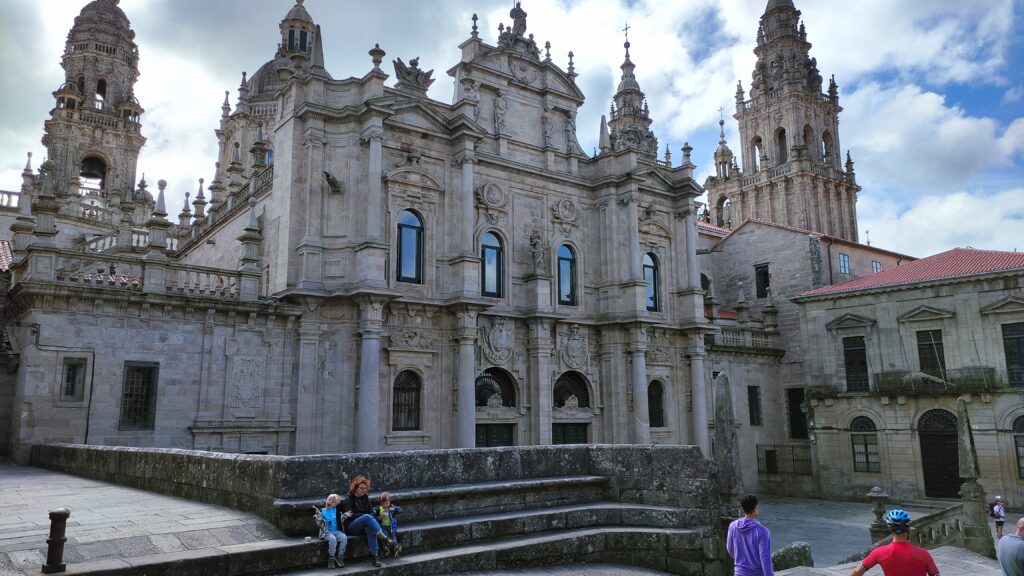 Catedrala din Santiago de Compostela văzută dinspre nord-este din Plaza Inmaculada