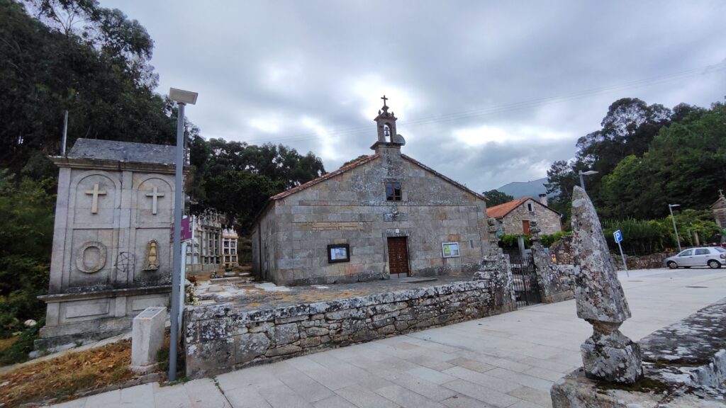 Mică biserică veche de piatră din Galicia. Multe astfel de monumente jalonează calea pelerinilor.