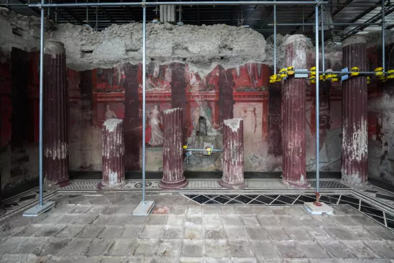 Fresce excepționale, dezgropate la Pompei. Friza, care datează din secolul I î. Hr., oferă o privire rară asupra misterelor lumii antice