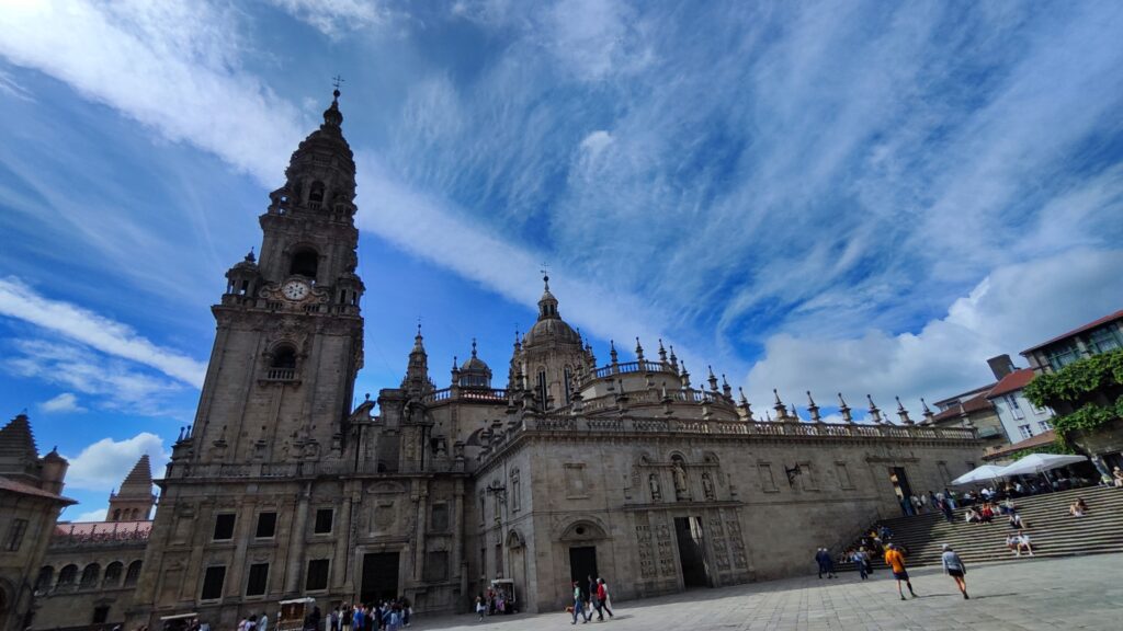 Catedrala din Santiago de Compostela văzută dinspre sud est din Plaza Quintana