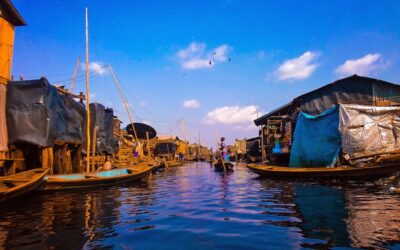 Makoko, cartierul plutitor din Nigeria. Casele plutesc pe piloni de lemn, deasupra apei infecte