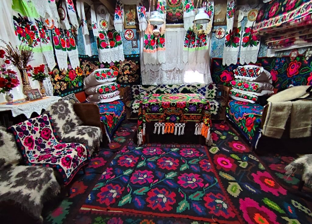 Casa, „pomul de oale” și poarta de lemn credit foto Teofil Ivanciuc